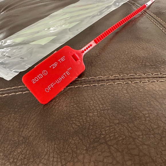 OFF-WHITE Industrial Keychain - Picture 6 of 6